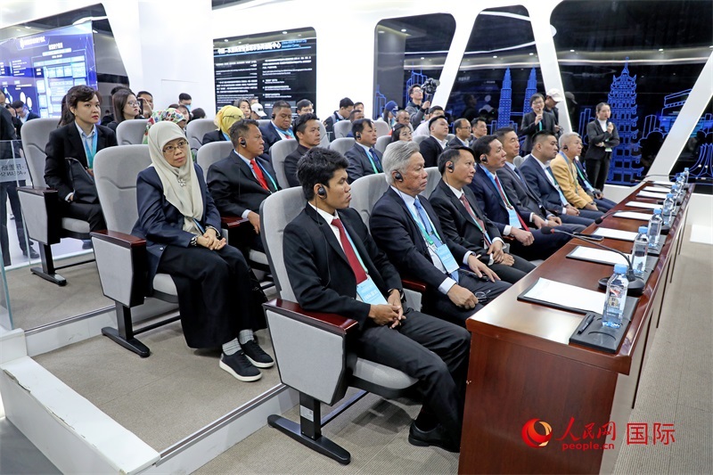 參加活動(dòng)的東盟國(guó)家市長(zhǎng)在中國(guó)—東盟新型智慧城市協(xié)同創(chuàng)新中心參觀(guān)調(diào)研。人民網(wǎng)記者 趙益普攝