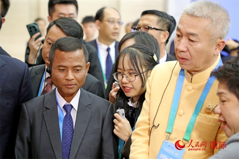 東盟國(guó)家市長(zhǎng)在觀(guān)看、體驗(yàn)?zāi)蠈幏沁z展示。人民網(wǎng)記者 趙益普攝