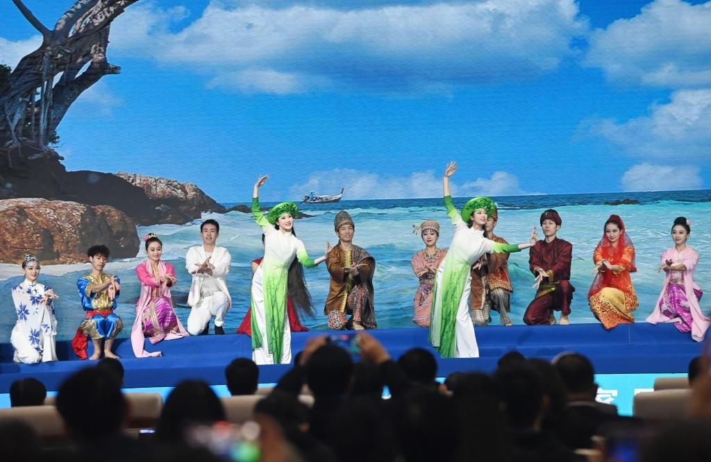 這是1月16日，在南寧國(guó)際會(huì)展中心，演員在“世界市長(zhǎng)對(duì)話·南寧”活動(dòng)間隙表演節(jié)目。新華社記者 陸波岸 攝