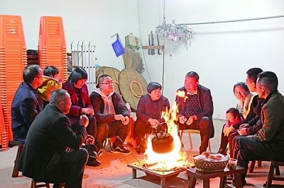 為討論蜜梨產(chǎn)業(yè)發(fā)展事宜，鸕鳥鎮(zhèn)開展“圍爐夜話”。資料圖片
