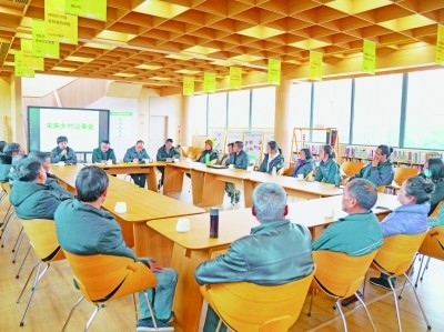 各種形式的民主協(xié)商議事會在余杭區(qū)落地生花。圖為黃湖鎮(zhèn)就共富工坊工作召開未來鄉(xiāng)村議事會。資料圖片