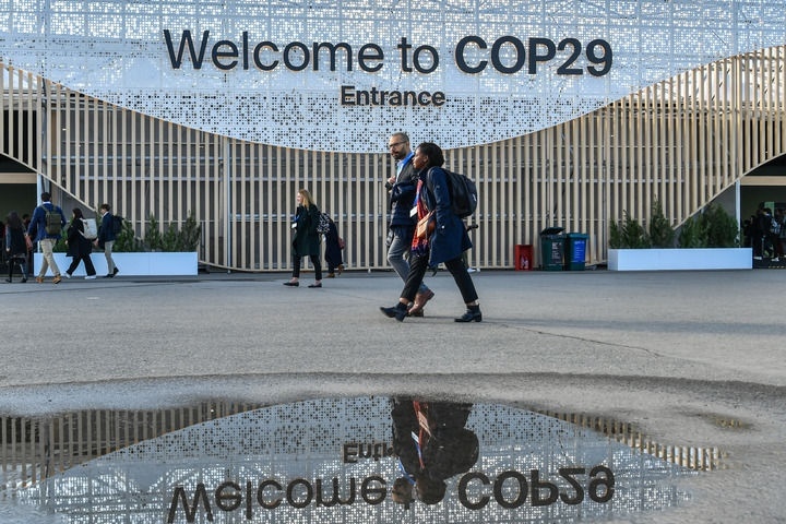 2024年11月15日，在阿塞拜疆首都巴庫，人們經(jīng)過聯(lián)合國氣候變化巴庫大會的會場。新華社記者 曹陽 攝