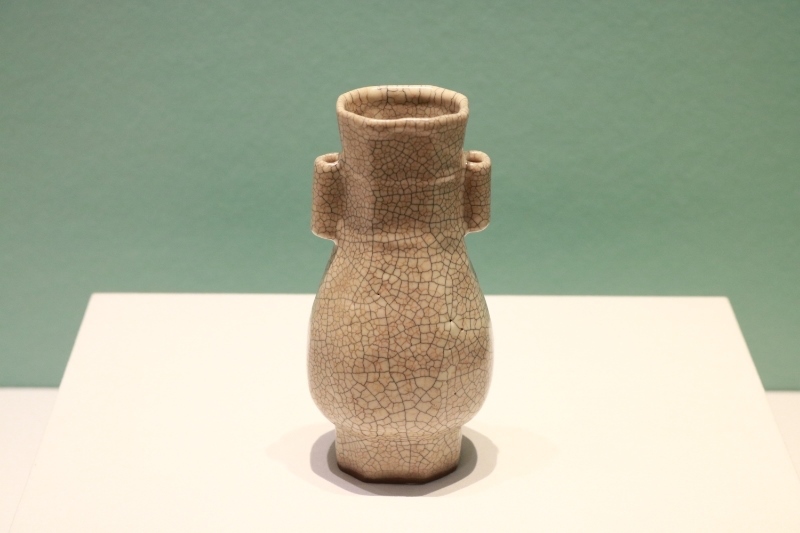 圖為故宮博物院藏宋代哥窯米黃釉貫耳瓶。