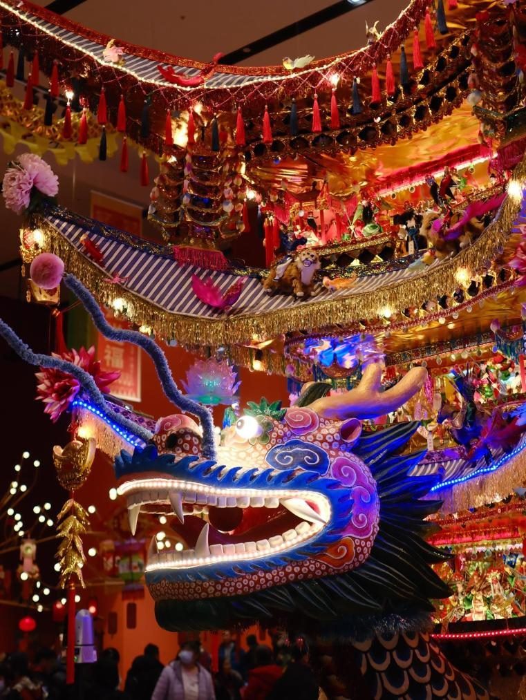 圖為“過年——春節(jié)主題展”中展出的浙江樂清首飾龍燈彩。