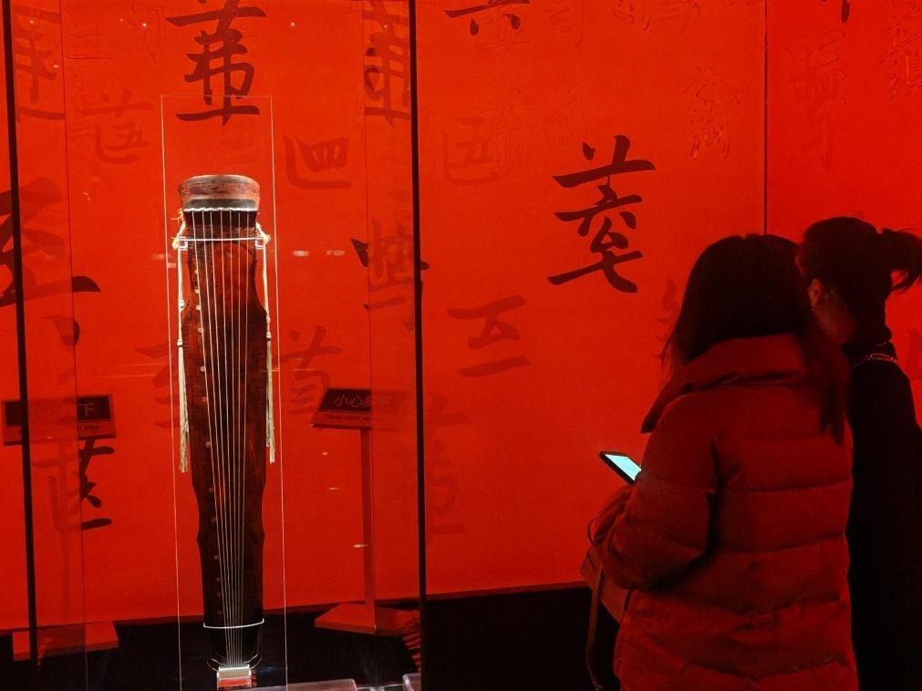 近日，在浙江省博物館之江館區(qū)，故宮博物館收藏的唐“大圣遺音”琴在“‘故宮·茶世界’觀茶——茶文化精品展”展出。新華社記者 馮源 攝