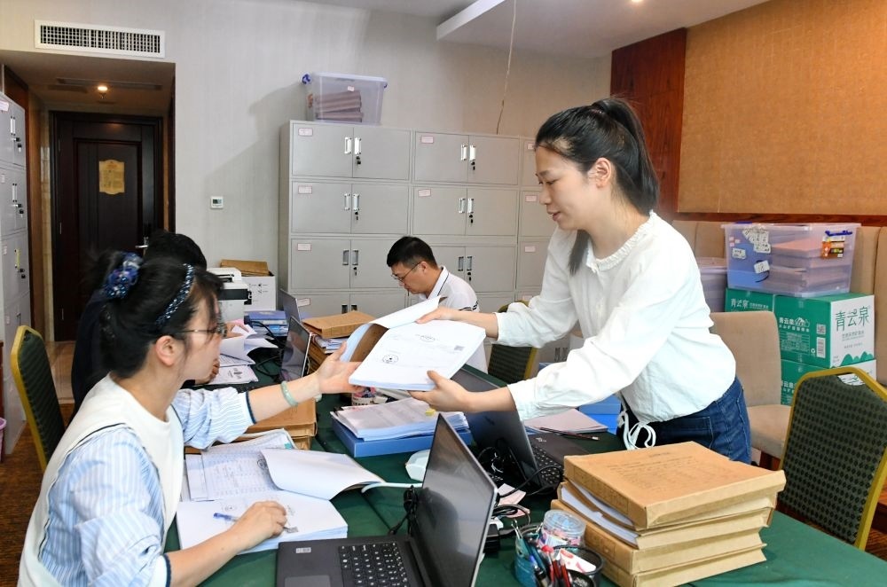 福州市委巡察機(jī)構(gòu)對(duì)全市法院系統(tǒng)開展提級(jí)聯(lián)動(dòng)交叉巡察。在永泰縣駐地，巡察組工作人員查看財(cái)務(wù)憑證（2024年5月21日攝）。新華社記者 林善傳 攝