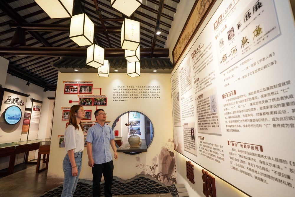 參觀者在蘇州市吳江區(qū)平望鎮(zhèn)廉潔教育基地鶯湖廉園內(nèi)參觀（2024年7月4日攝）。新華社記者 李博 攝