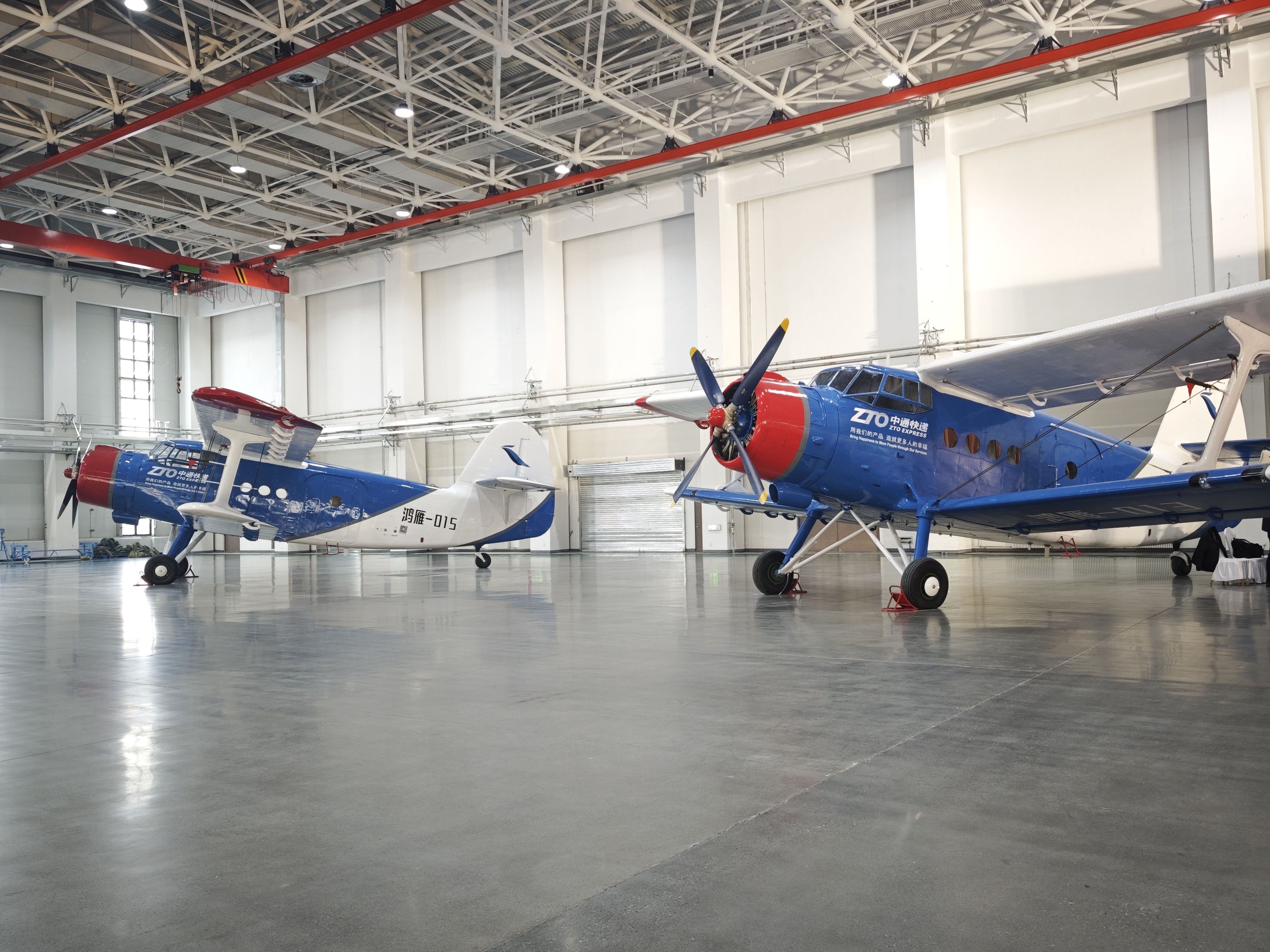 1月20日，停放在交付現(xiàn)場的大型無人機鴻雁（HY100）。新華社記者 茍立鋒 攝