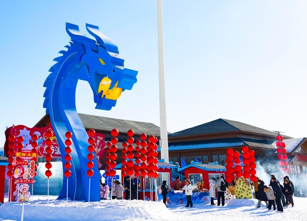 2025年1月，游客在遼寧錦州東方華地城海洋冰雪王國內游覽。新華社發(fā)