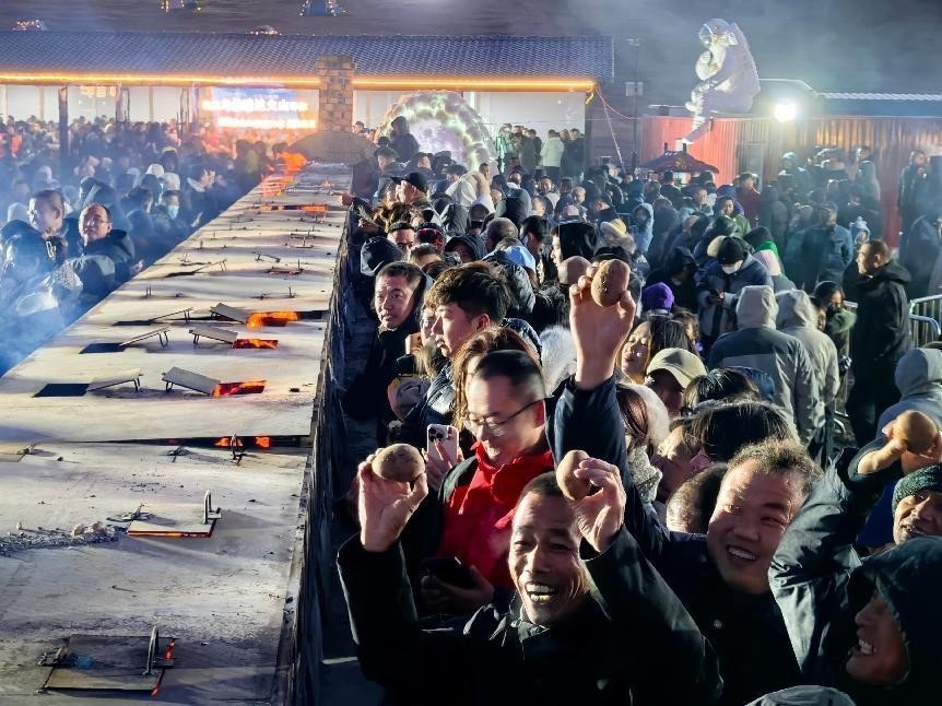 烏蘭哈達火山腳下“千人烤土豆”。人民網(wǎng)記者 苗陽攝