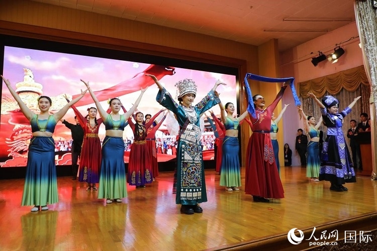 留俄學(xué)生進行民族舞表演。人民網(wǎng)記者 隋鑫攝