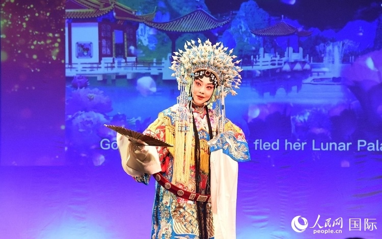 京劇經(jīng)典選段《貴妃醉酒》。人民網(wǎng)記者 殷淼攝