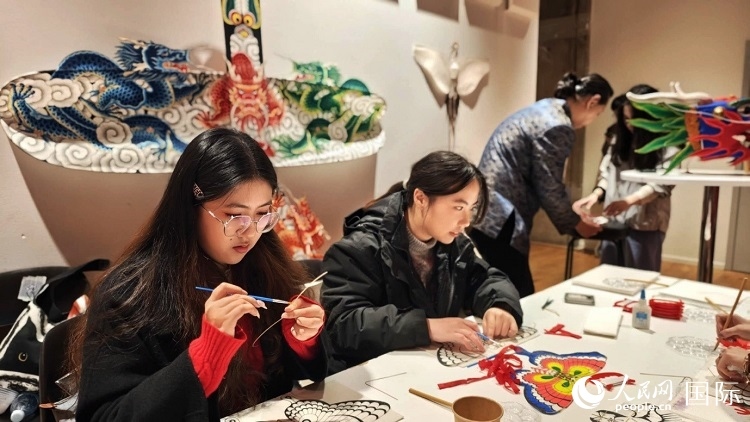體驗(yàn)非遺文化“制作小風(fēng)箏”。人民網(wǎng)記者 殷淼攝