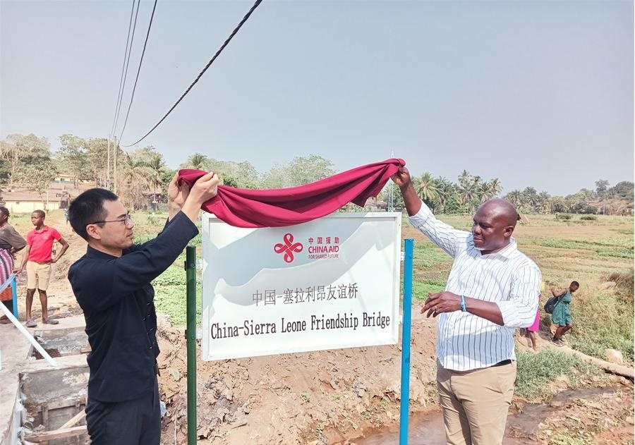 中國駐塞拉利昂大使王擎（左）和博城市市長穆薩（右）為中國—塞拉利昂友誼橋揭牌。中國援塞農(nóng)業(yè)專家組供圖
