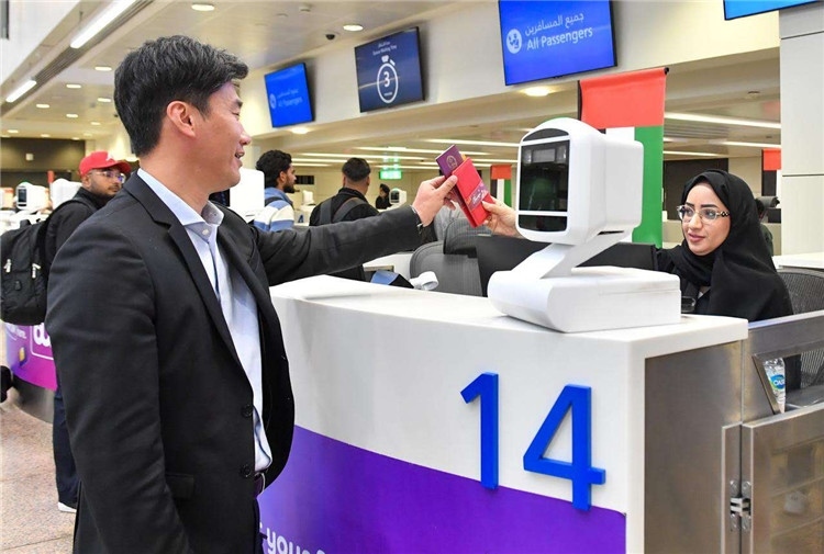 1月22日，迪拜免稅店聯(lián)合迪拜移民局向入境中國旅客贈送新年賀禮。迪拜移民局供圖