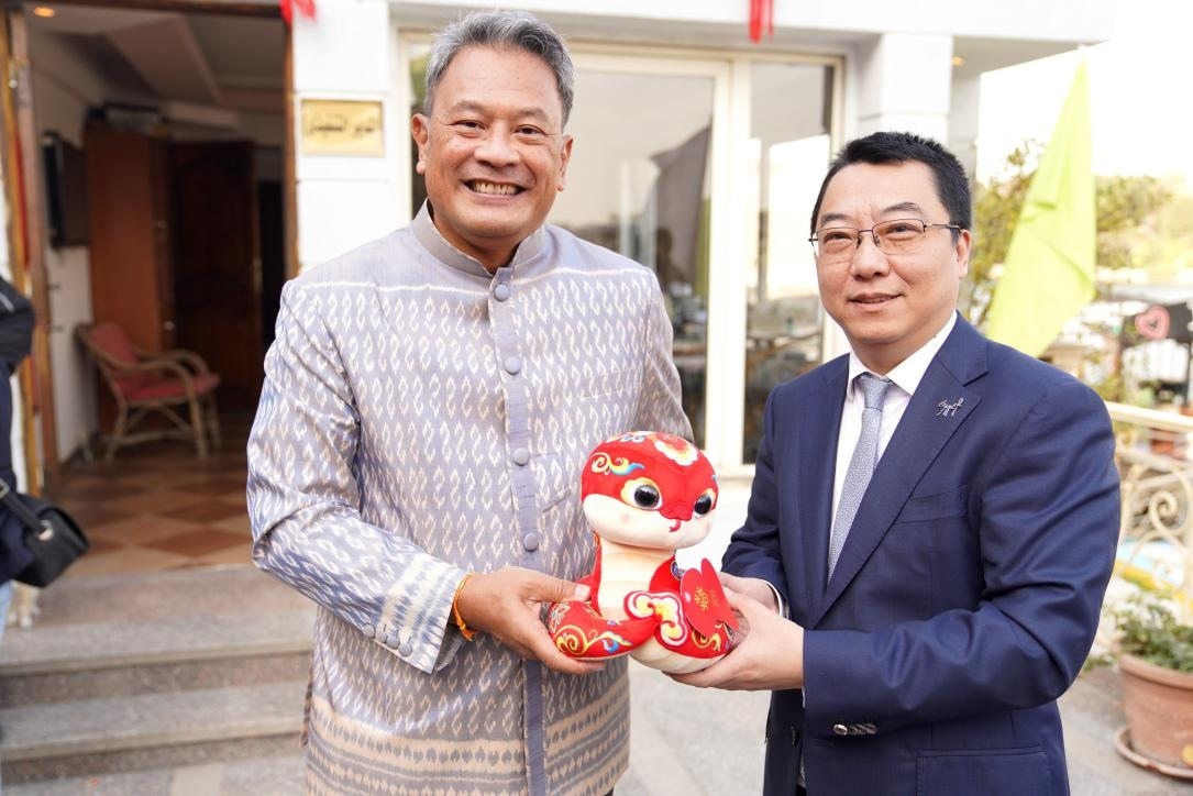 中國(guó)駐埃及使館參贊兼開(kāi)羅中國(guó)文化中心主任張易向塔納瓦大使贈(zèng)送2025“歡樂(lè)春節(jié)”吉祥蛇。開(kāi)羅中國(guó)文化中心供圖