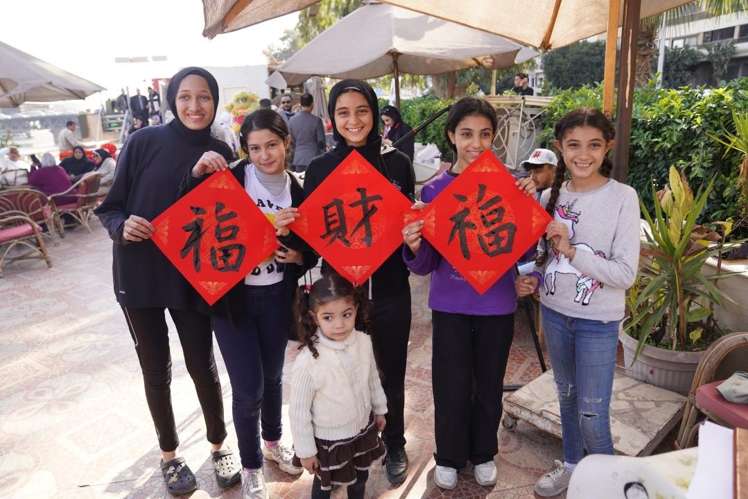 埃及民眾參與中國(guó)文化體驗(yàn)活動(dòng)。開(kāi)羅中國(guó)文化中心供圖