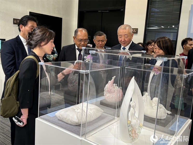 嘉賓在參觀展覽。 人民網記者 章念生攝