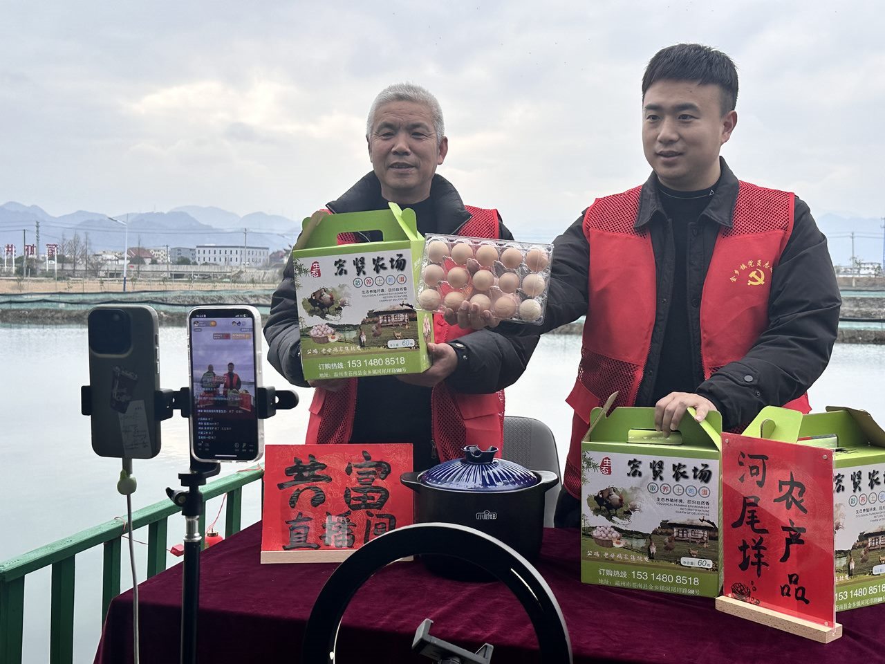 在蒼南金鄉(xiāng)鎮(zhèn)，永興、半浹連、河尾垟?shù)犬斈晔転牡呐R近村落，正連片建設美麗江南水鄉(xiāng)新景。圖為河尾垟村設在河邊的“共富直播間”。金鄉(xiāng)鎮(zhèn) 供圖