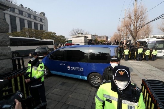  1月21日，尹錫悅乘坐的車輛進入韓國首爾的憲法法院。新華社記者姚琪琳攝