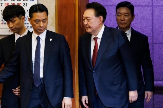  1月23日，尹錫悅（右二）在韓國首爾憲法法院出席總統(tǒng)彈劾案庭審。新華社發(fā)（Pool圖片，曹城凖攝）