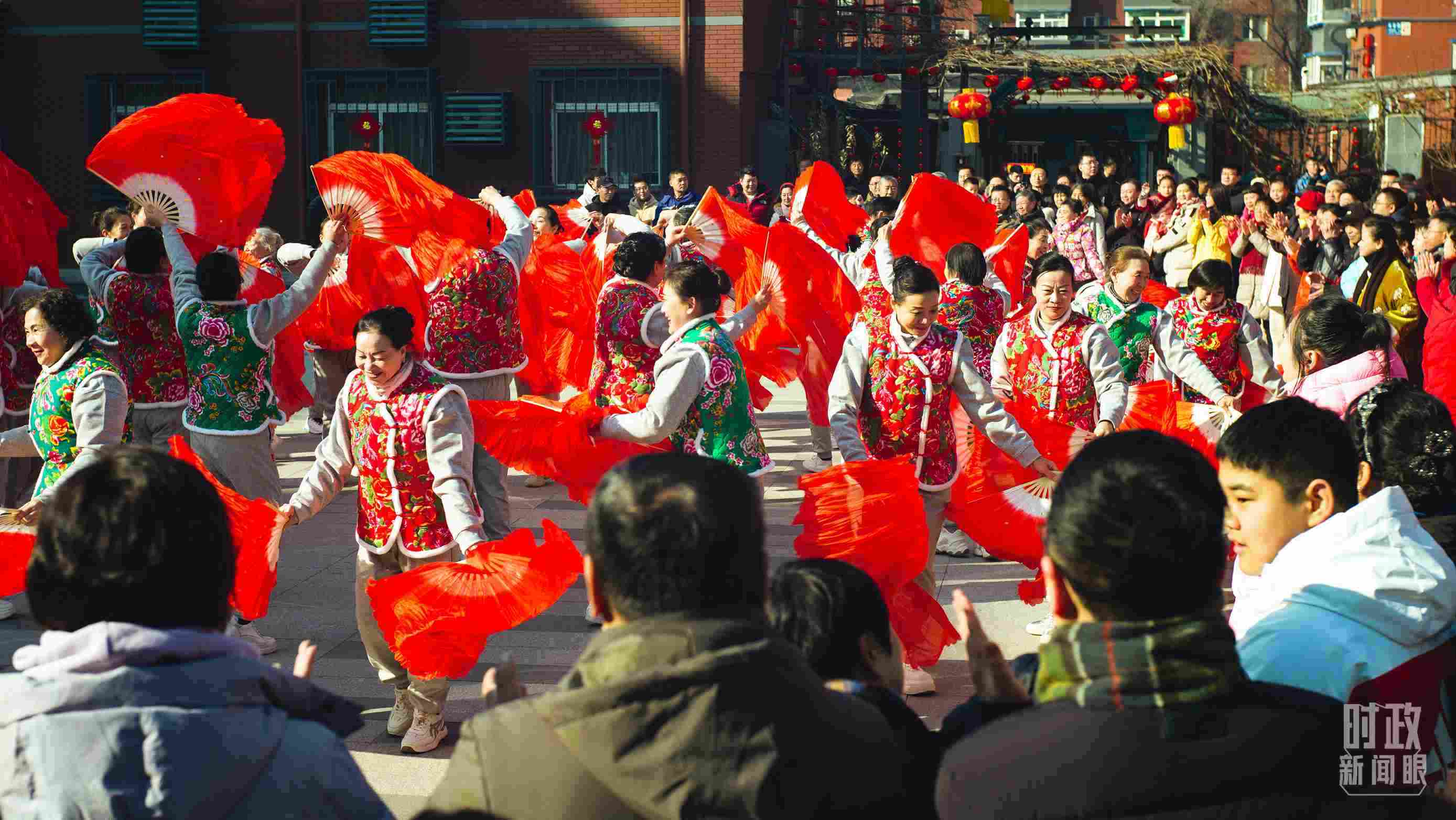 長(zhǎng)安小區(qū)文化廣場(chǎng)上，居民們扭起歡快的秧歌。（總臺(tái)央視記者彭漢明拍攝）