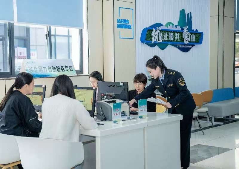 工作人員指導(dǎo)企業(yè)一次性完成信息填報(bào)。圖片來(lái)源：浙江衢州市市場(chǎng)監(jiān)督管理局