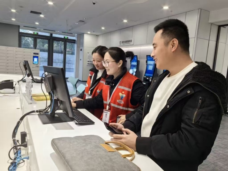 工作人員幫助企業(yè)辦理遷移申請(qǐng)網(wǎng)上填報(bào)。圖片來(lái)源：浙江衢州市市場(chǎng)監(jiān)督管理局