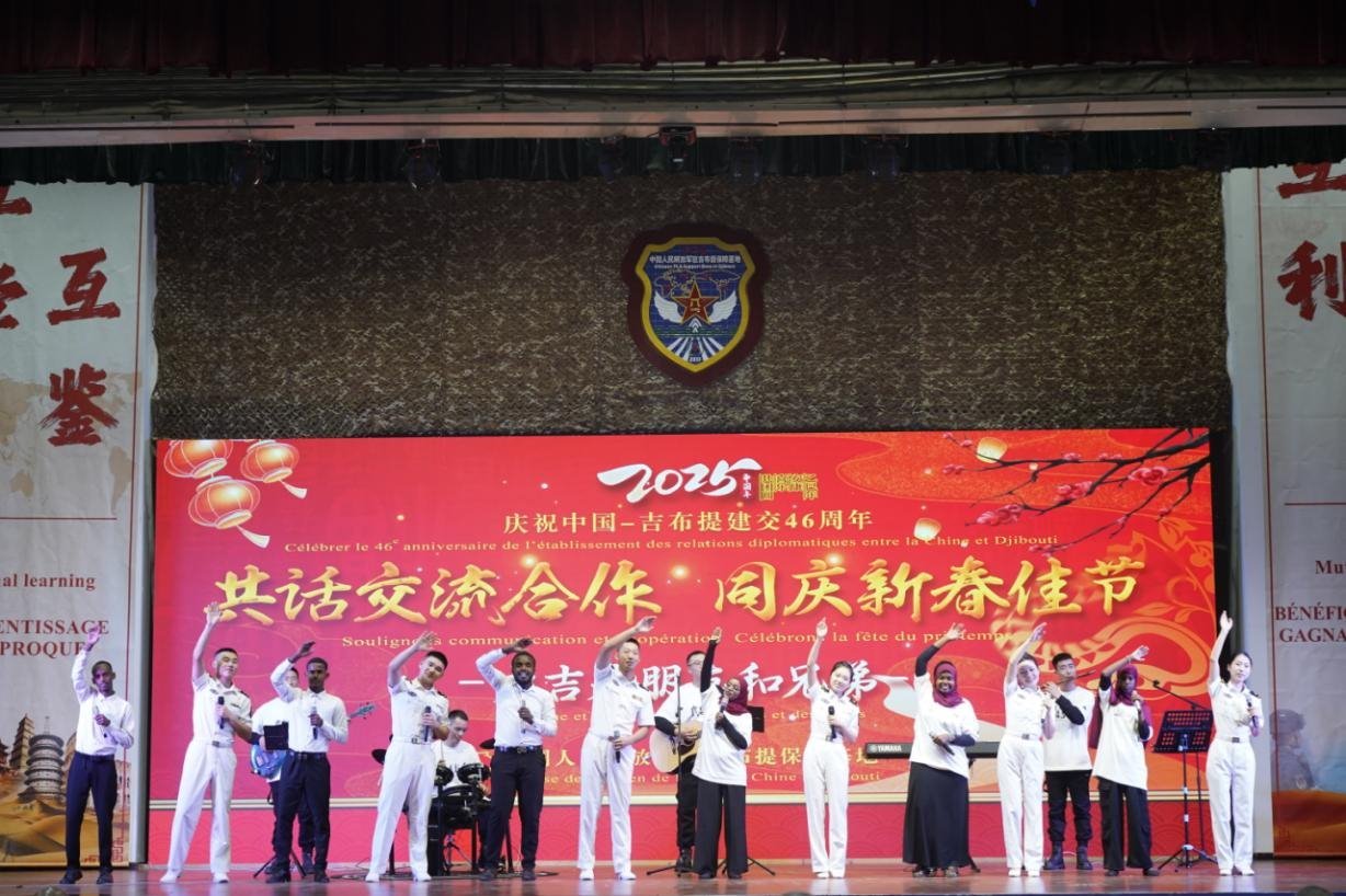 中吉兩國嘉賓合唱《友誼地久天長》。主辦方供圖