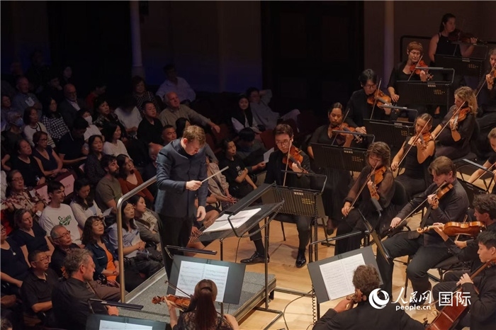 奧克蘭市政廳《空?！方豁懬莩霈F(xiàn)場(chǎng)。張波若攝