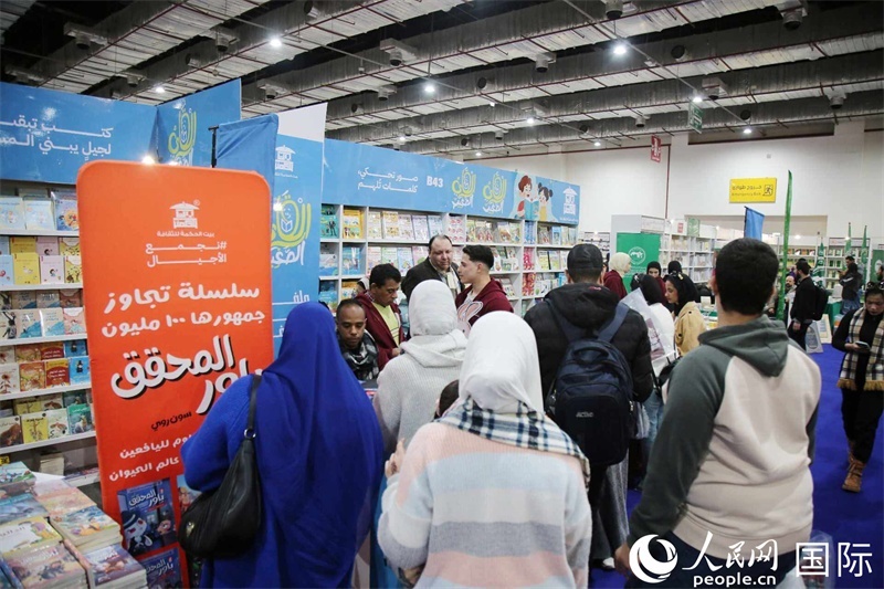 觀眾參觀書展展臺(tái)。人民網(wǎng)記者 黃培昭攝