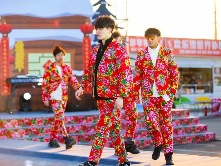 東北滑雪走秀現(xiàn)場。人民網(wǎng)記者 許維娜攝