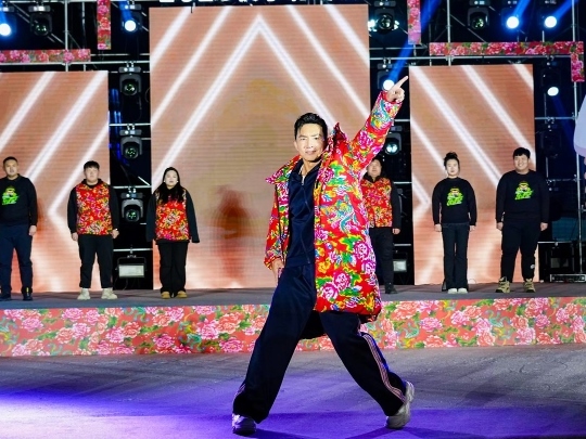 健身教練劉畊宏耐心帶領(lǐng)現(xiàn)場以及線上的朋友們進(jìn)行熱身。人民網(wǎng)記者 許維娜攝