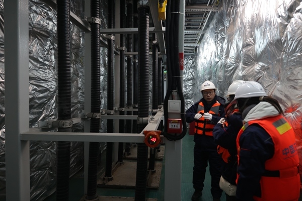 運維人員在風(fēng)電場海上升壓站上進(jìn)行巡視檢查。受訪者供圖