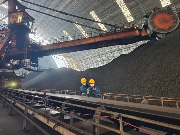 趙善國（右）和同事對電廠煤場進(jìn)行巡檢。受訪者供圖