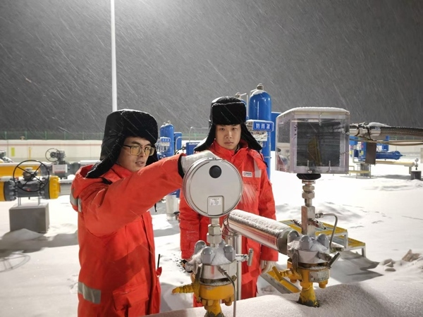 黑河作業(yè)區(qū)員工夜間對天然氣管道進(jìn)行巡檢。受訪者供圖