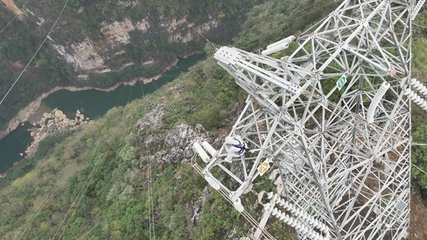 羅統(tǒng)在魯馬Ⅰ線1號塔上進(jìn)行帶電作業(yè)。受訪者供圖