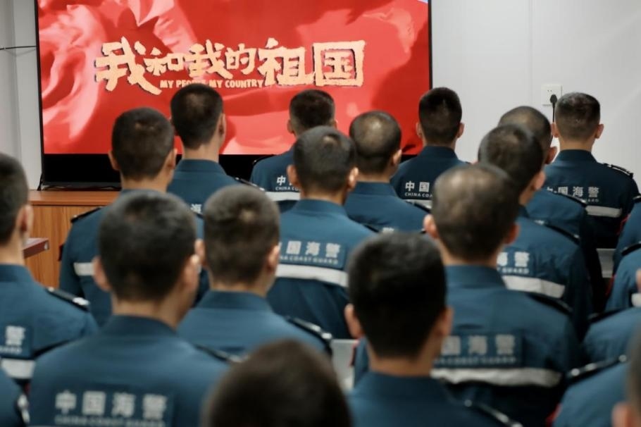 1月25日，中國海警海鷗艦組織艦上執(zhí)法員觀看紅色電影。