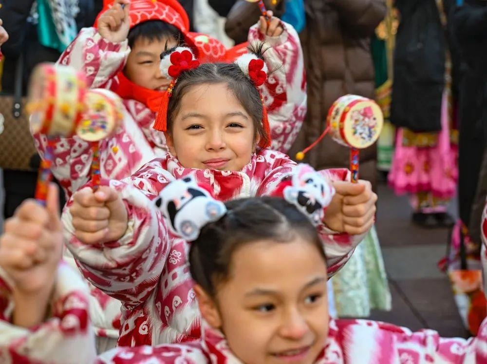 △新疆大巴扎社火迎新春，孩子們在現(xiàn)場表演。