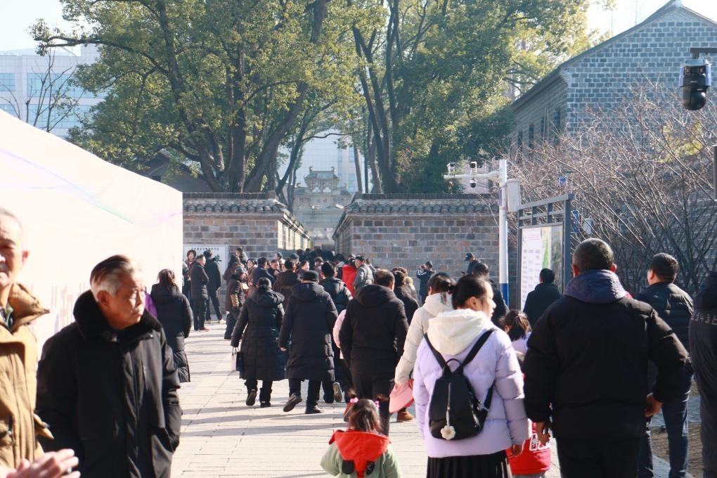 1月29日，游客在安徽省桐城市的六尺巷游覽。新華社記者 許諾 攝