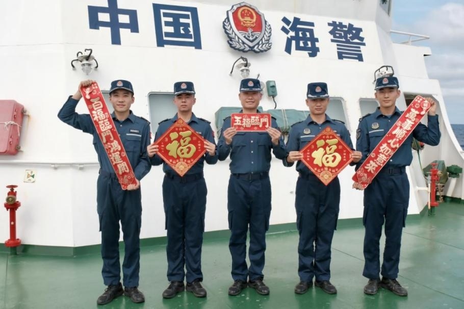 1月27日，中國海警海鷗艦執(zhí)法員們展示春聯(lián)福字，慶祝農(nóng)歷春節(jié)。