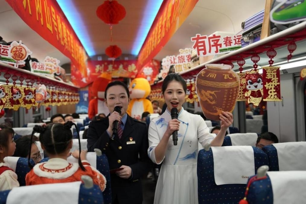 列車乘務(wù)員向旅客介紹江西美食——瓦罐湯。人民網(wǎng) 歐陽易佳攝