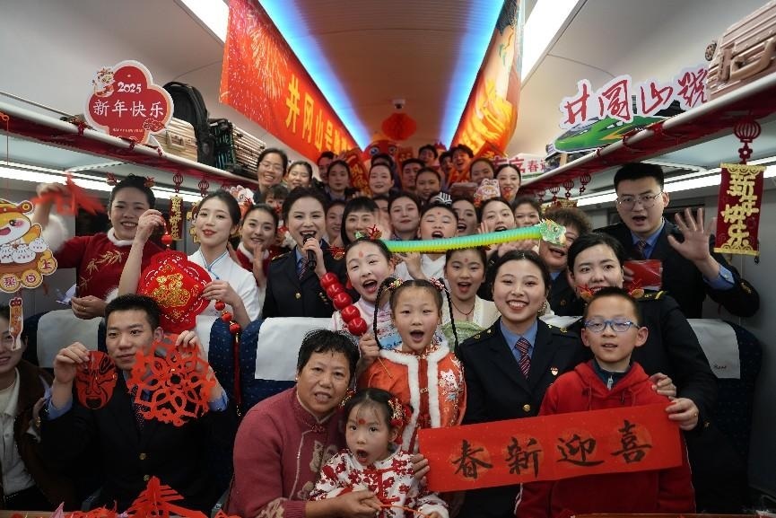 全體演職人員與旅客大合影。人民網(wǎng) 歐陽易佳攝