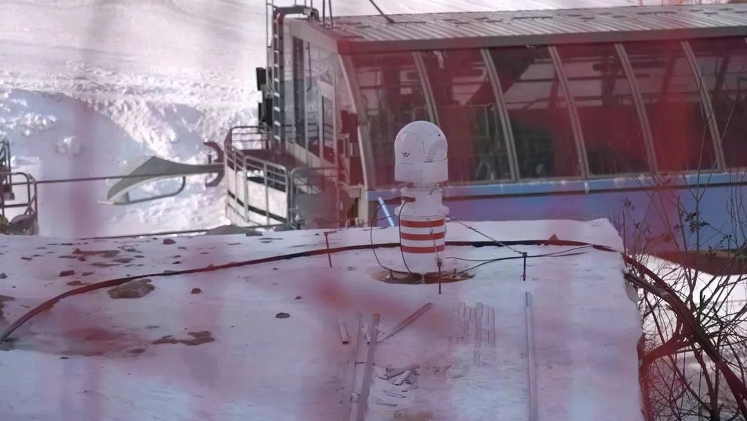 設(shè)在坡面障礙技巧和大跳臺雪道旁的激光測風(fēng)雷達。氣象部門供圖