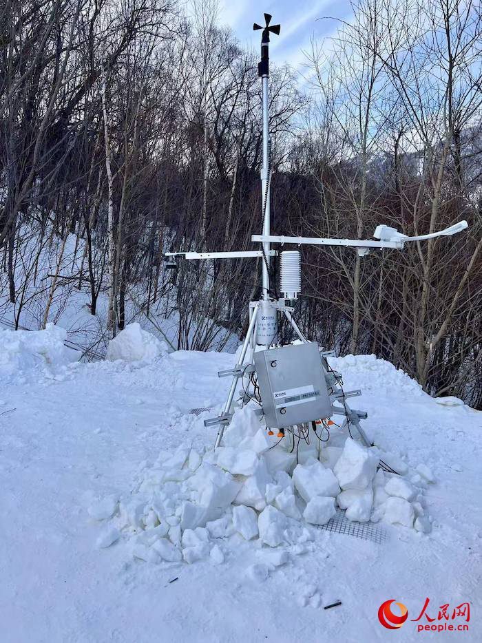 設(shè)置在賽道附近的便攜式自動氣象站。人民網(wǎng) 高清揚攝