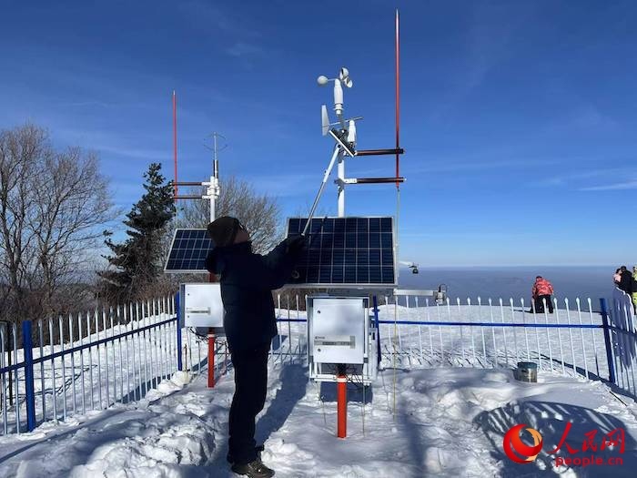 工作人員正在對氣象設(shè)備進行日常維護。人民網(wǎng) 高清揚攝