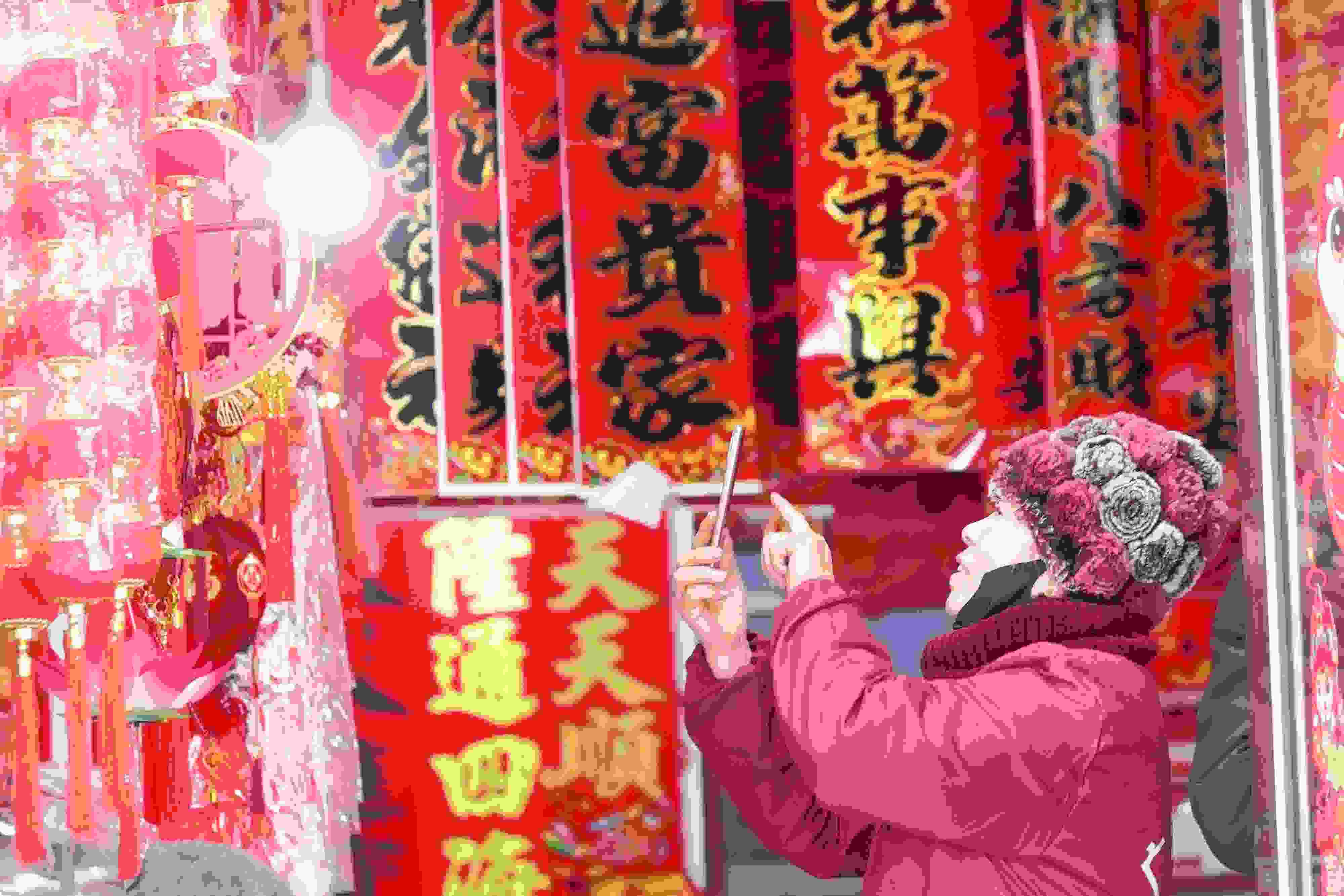 2025年1月5日，在山東省高密市夏莊鎮(zhèn)東李家村，商戶通過手機在網(wǎng)上推銷新春飾品。