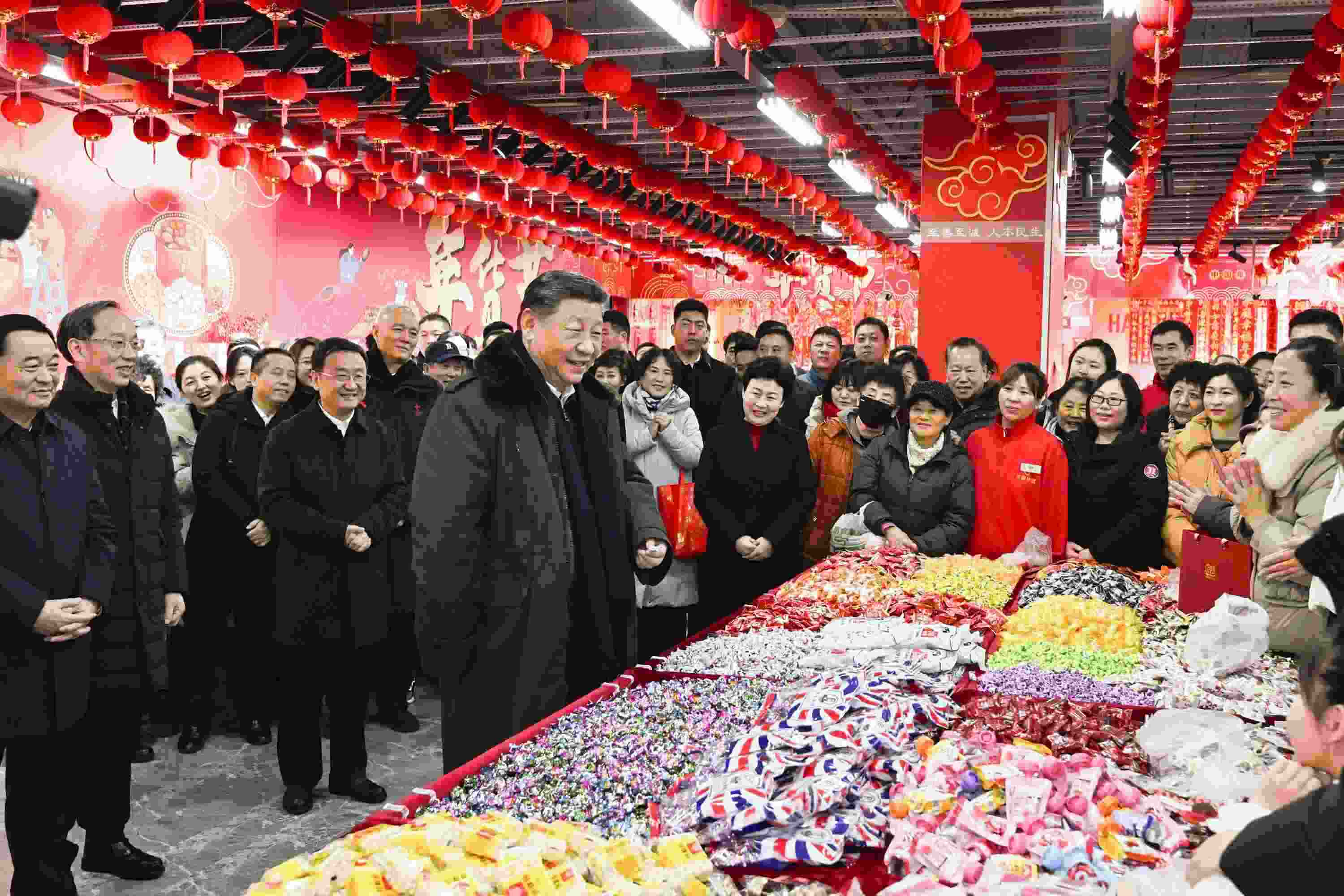 2025年1月23日，習近平總書記在遼寧沈陽大東副食品商場考察時，同店主和顧客親切交流，向大家致以新春祝福。