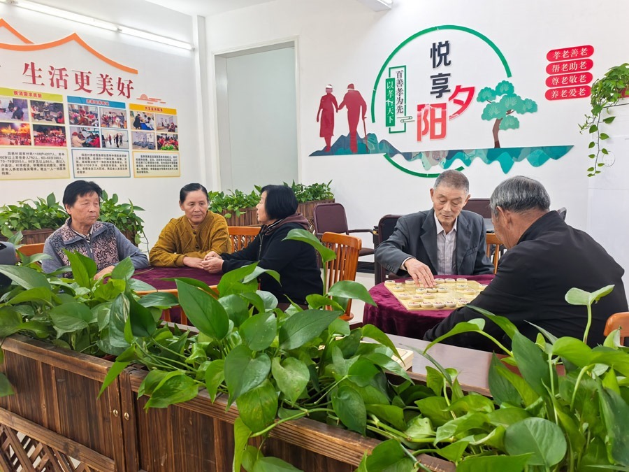 圖為湖北省咸寧市嘉魚縣潘家灣鎮(zhèn)四邑村養(yǎng)老服務(wù)驛站一角（2024年11月5日攝）。新華社記者 肖藝九 攝