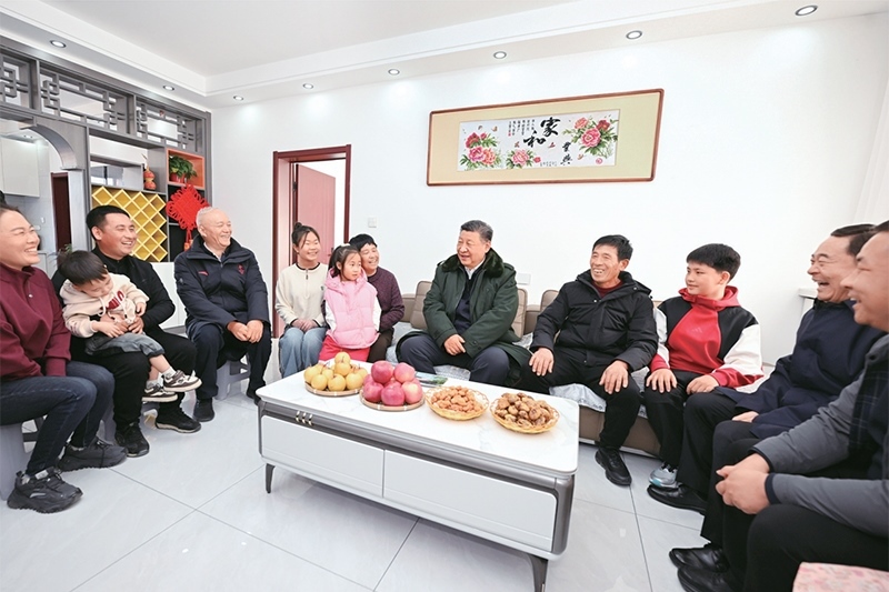 2025年1月22日至24日，中共中央總書記、國家主席、中央軍委主席習(xí)近平冒著嚴(yán)寒來到遼寧，看望慰問基層干部群眾。這是22日下午，習(xí)近平在葫蘆島市綏中縣明水滿族鄉(xiāng)祝家溝村考察時(shí)，同村民王寶維一家圍坐一起拉家常。 新華社記者 謝環(huán)馳/攝